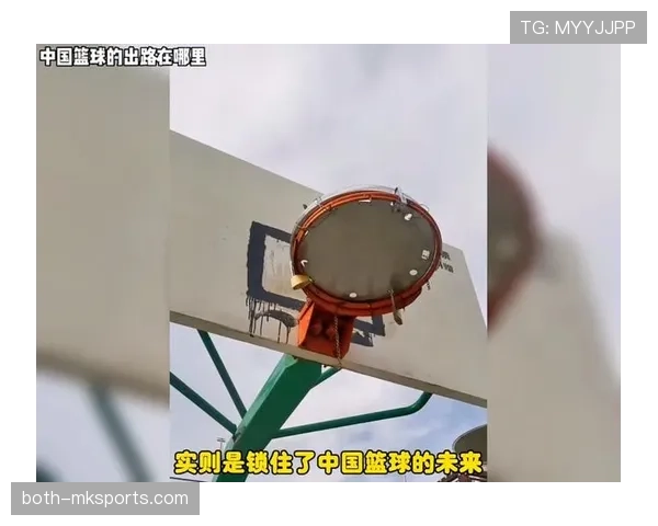 篮球比赛中，球卡在篮筐上的规则是什么？怎么判定与处理？